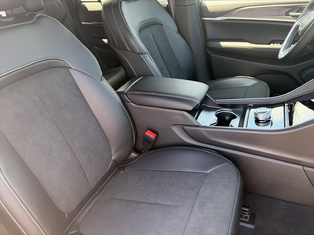 New 2026 Jeep Grand Cherokee Altitude RWD image 32