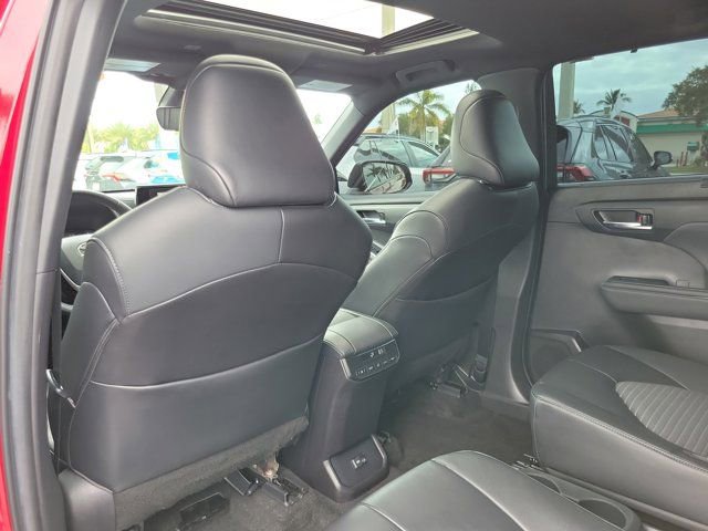 Used 2023 Toyota Highlander XSE AWD/4WD image 9