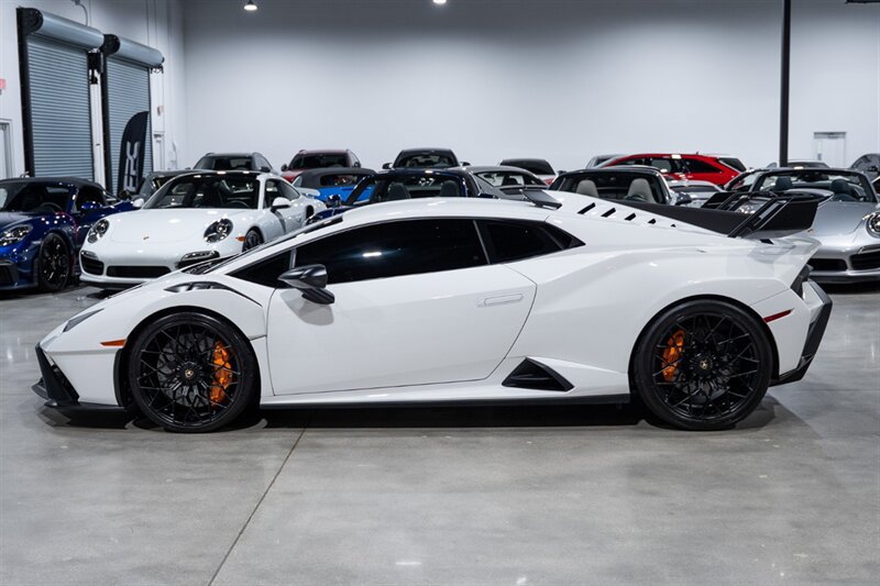 Used 2022 Lamborghini Huracan STO RWD image 3
