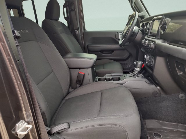 Used 2023 Jeep Wrangler Unlimited Sahara w/ Cold Weather Group AWD/4WD image 31