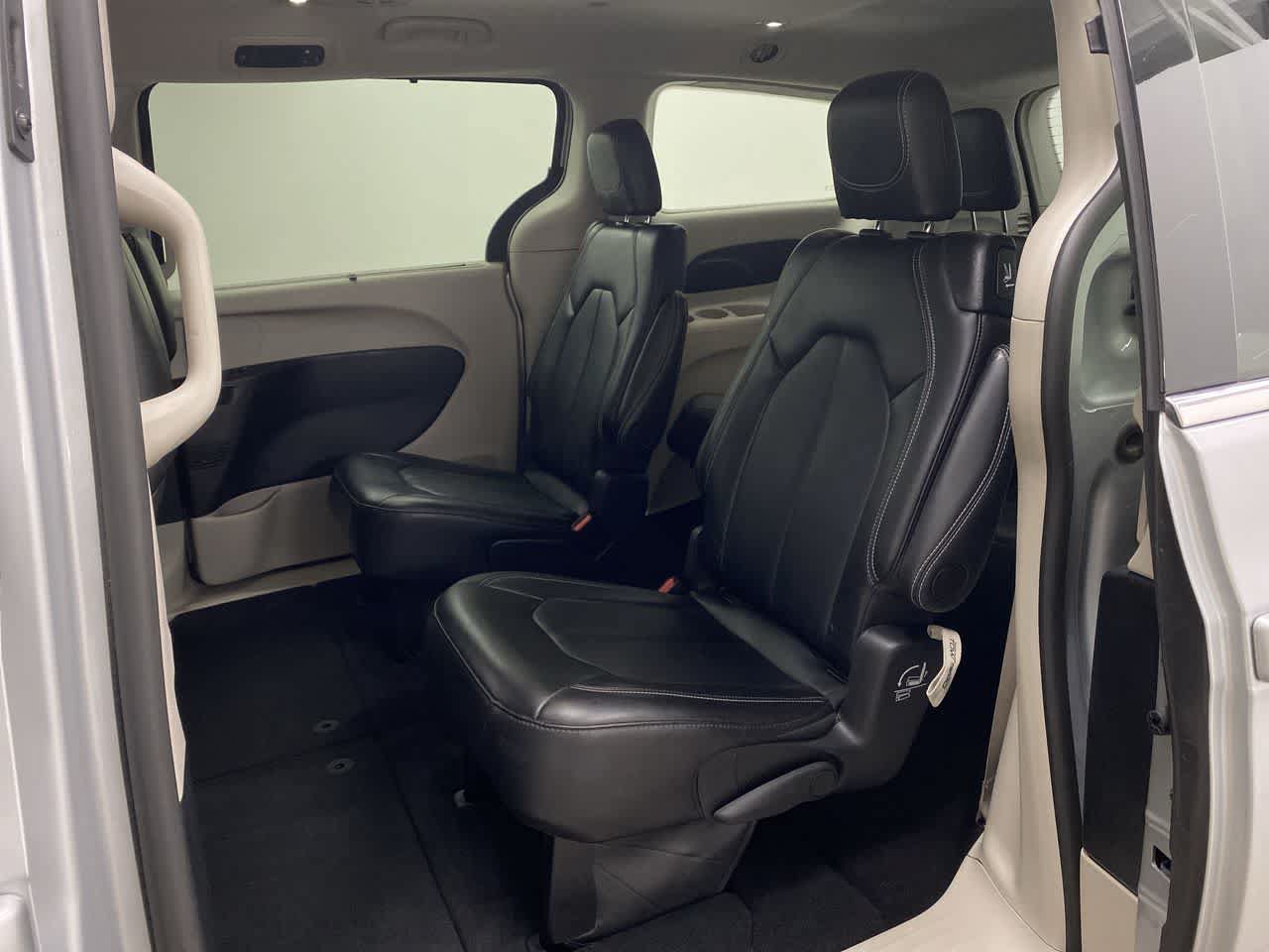 Used 2024 Chrysler Pacifica Touring-L FWD image 16