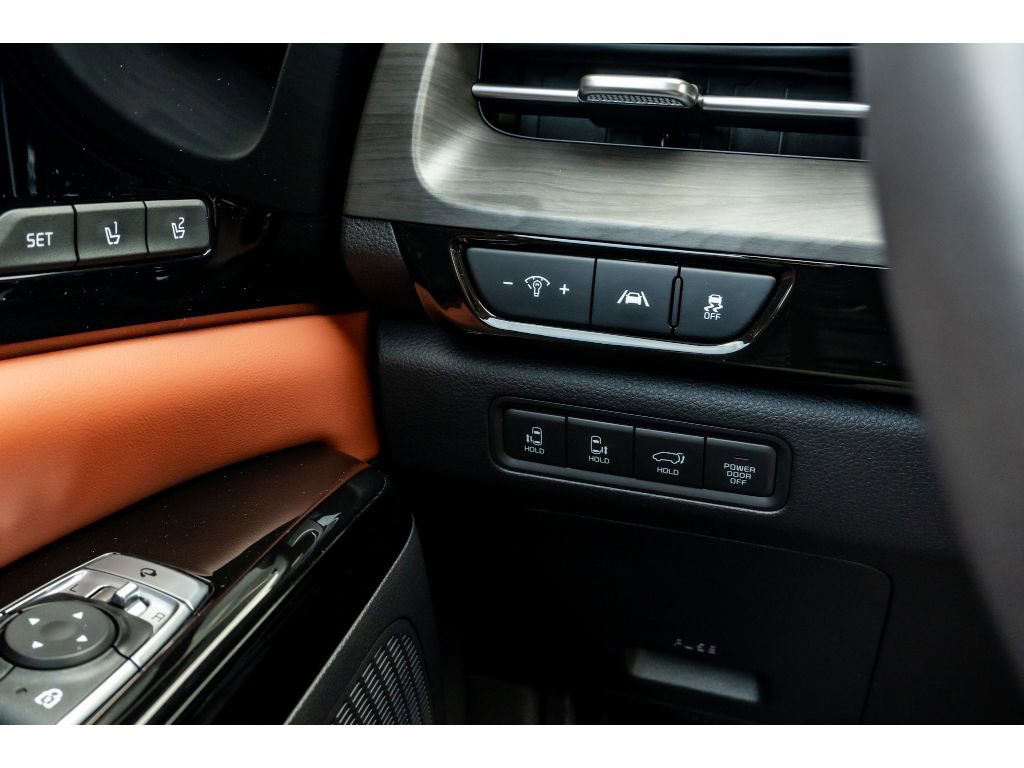 Used 2023 Kia Carnival SX image 28