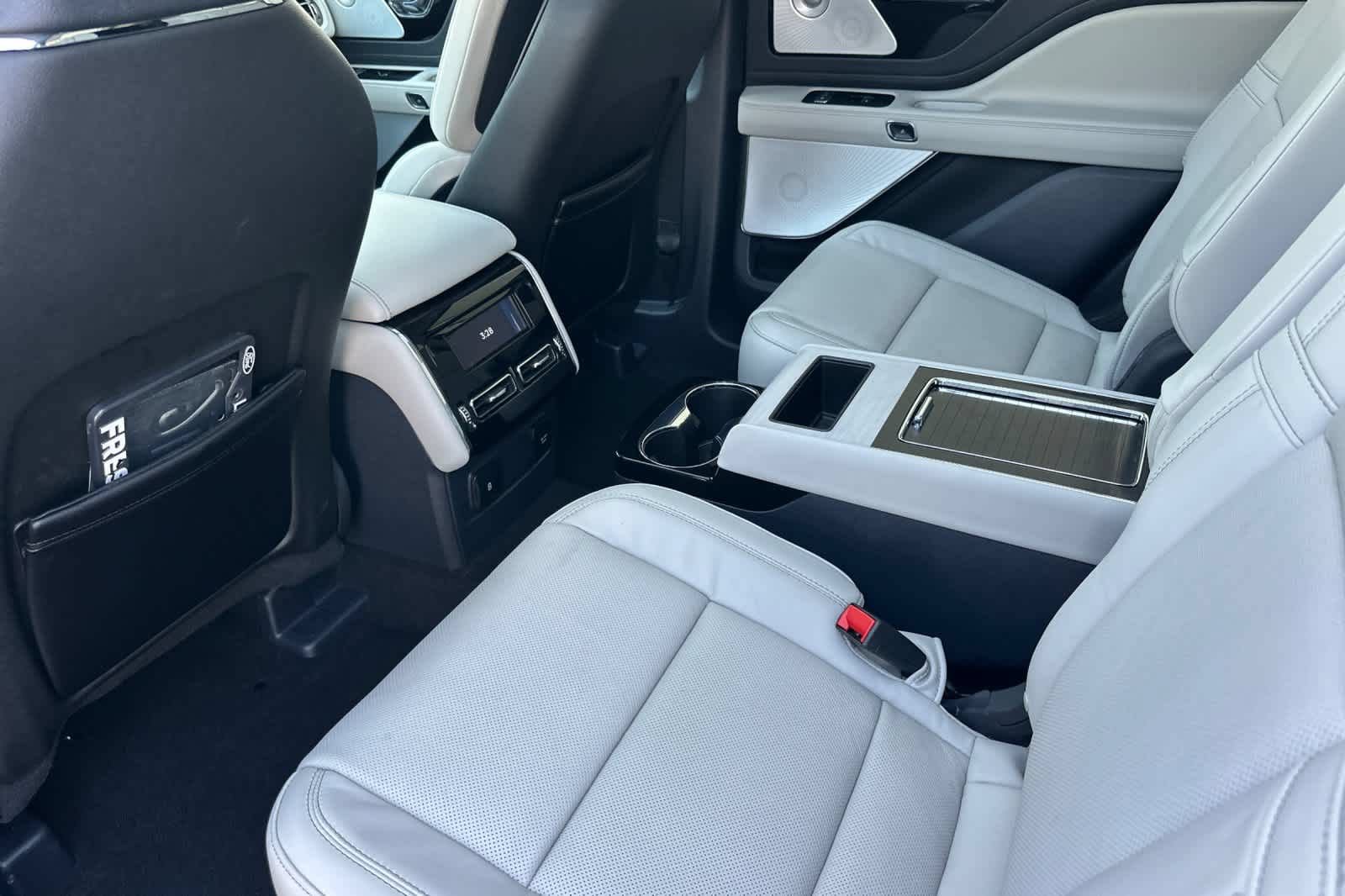Certified 2025 Lincoln Aviator Reserve w/ Equipment Group 201A AWD/4WD image 4
