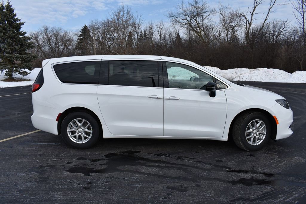 New 2026 Chrysler Voyager LX image 4