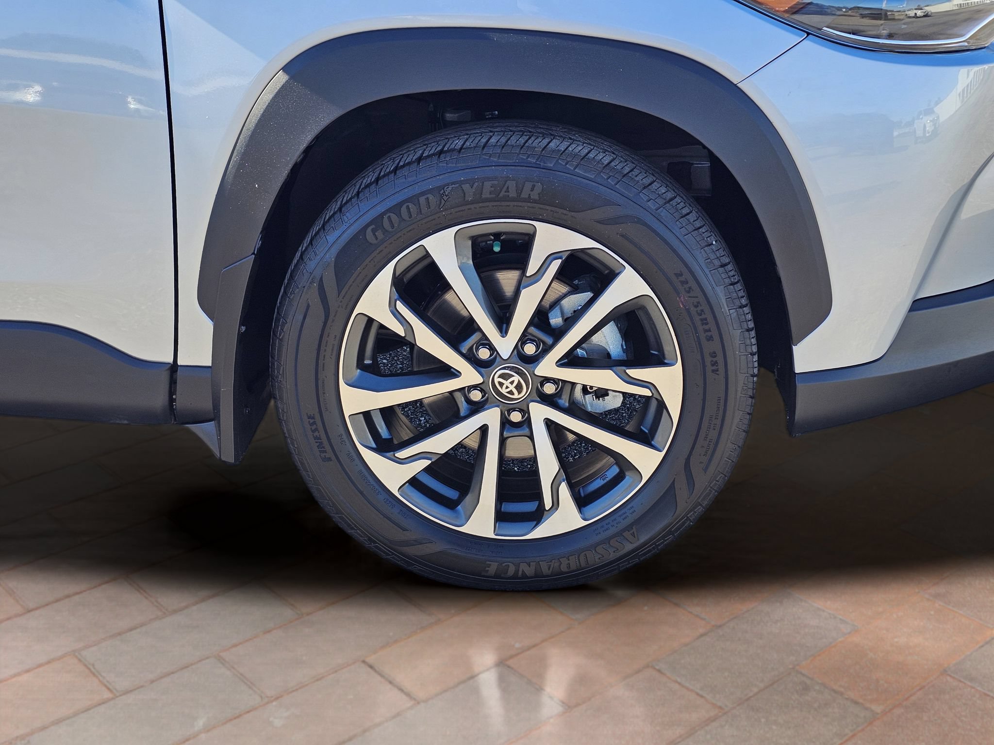 Used 2025 Toyota Corolla Cross XLE w/ Convenience Package FWD image 6