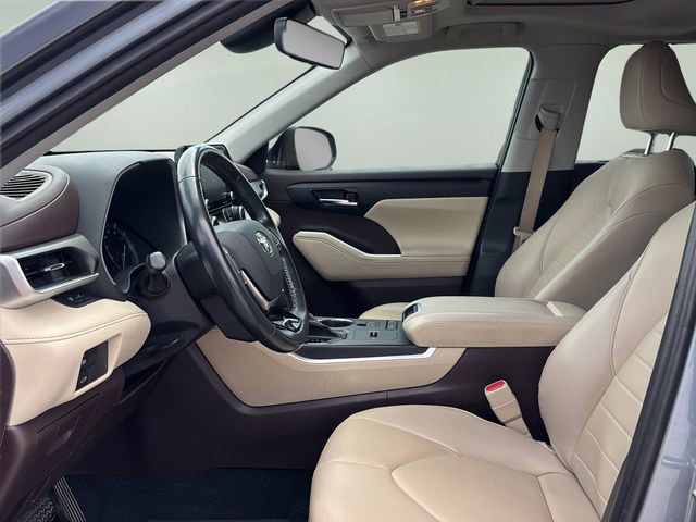 Used 2020 Toyota Highlander XLE FWD image 18