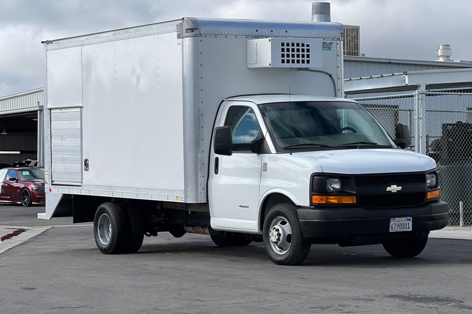 Used 2015 Chevrolet Express 4500 RWD image 2