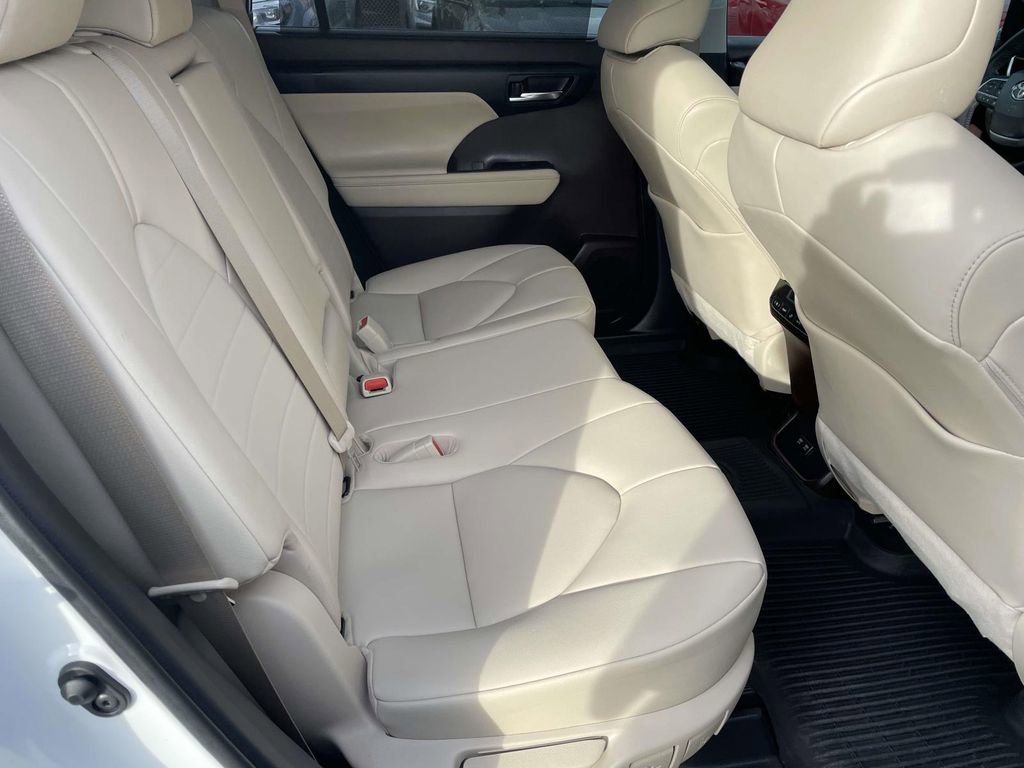 Used 2021 Toyota Highlander XLE image 46