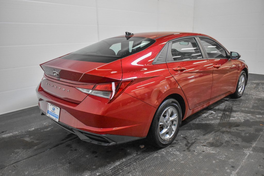 Used 2023 Hyundai Elantra SE w/ Preferred Accessory Package image 5