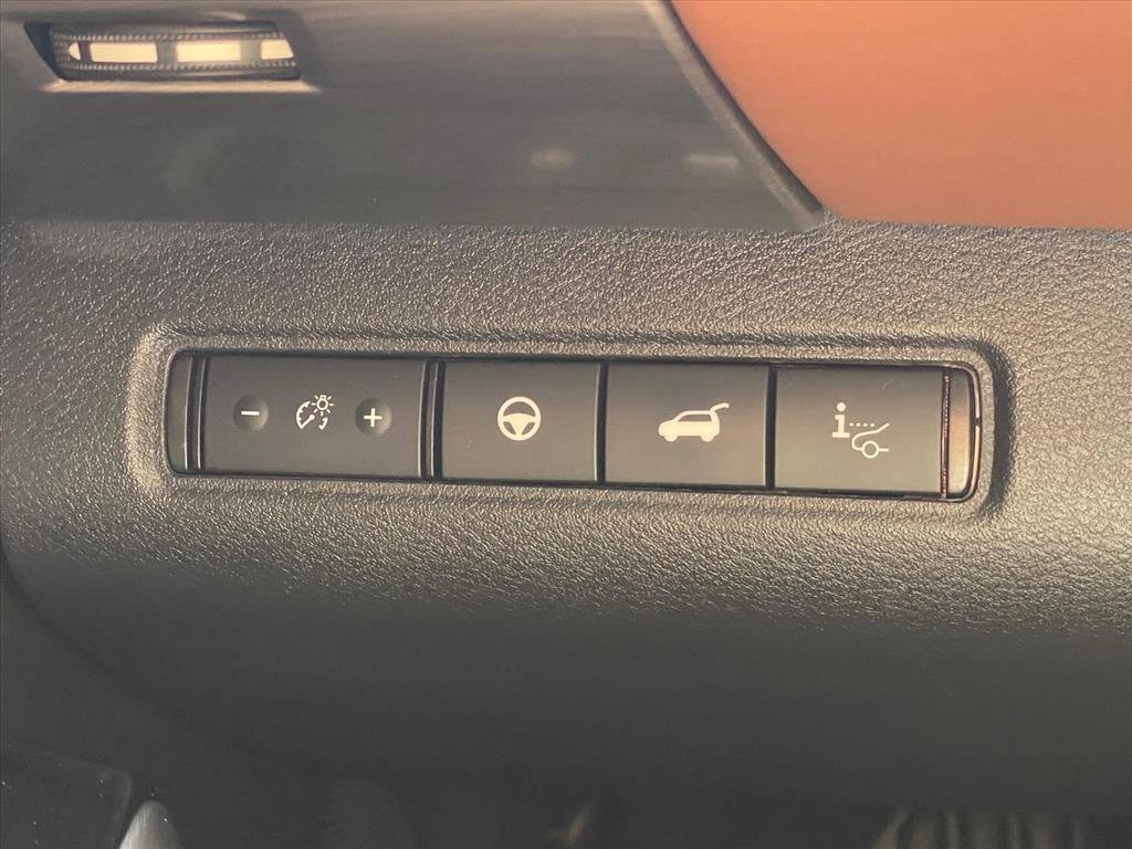 Used 2023 Nissan Pathfinder Platinum image 18