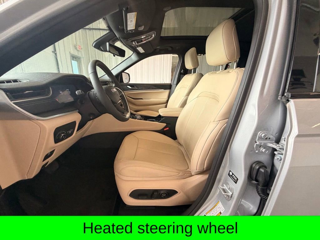 Used 2025 Jeep Grand Cherokee Limited w/ Luxury Tech Group II AWD/4WD image 14