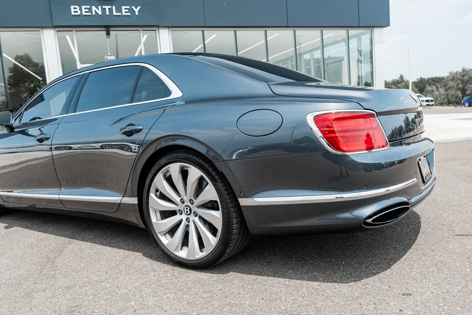 Certified 2026 Bentley Flying Spur Plug-In Hybrid AWD/4WD image 9