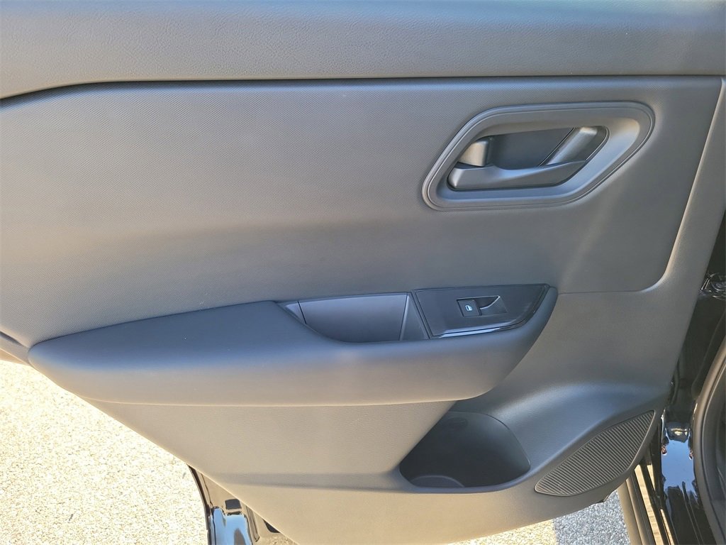 Used 2025 Nissan Rogue S image 14