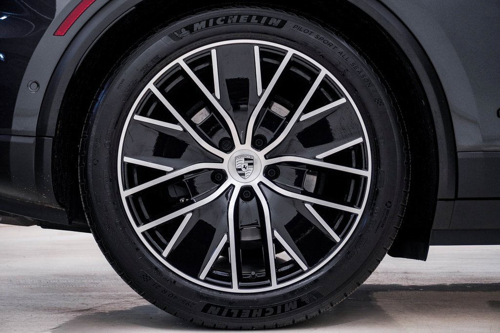 Certified 2025 Porsche Macan Electric image 13