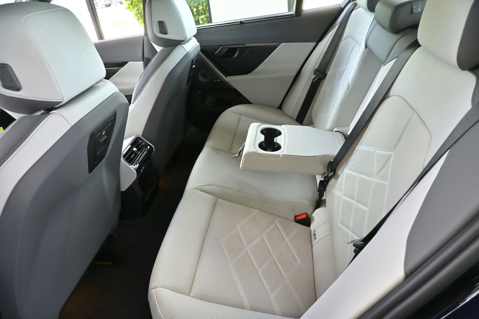 Used 2024 BMW i5 eDrive40i w/ Executive Package image 12