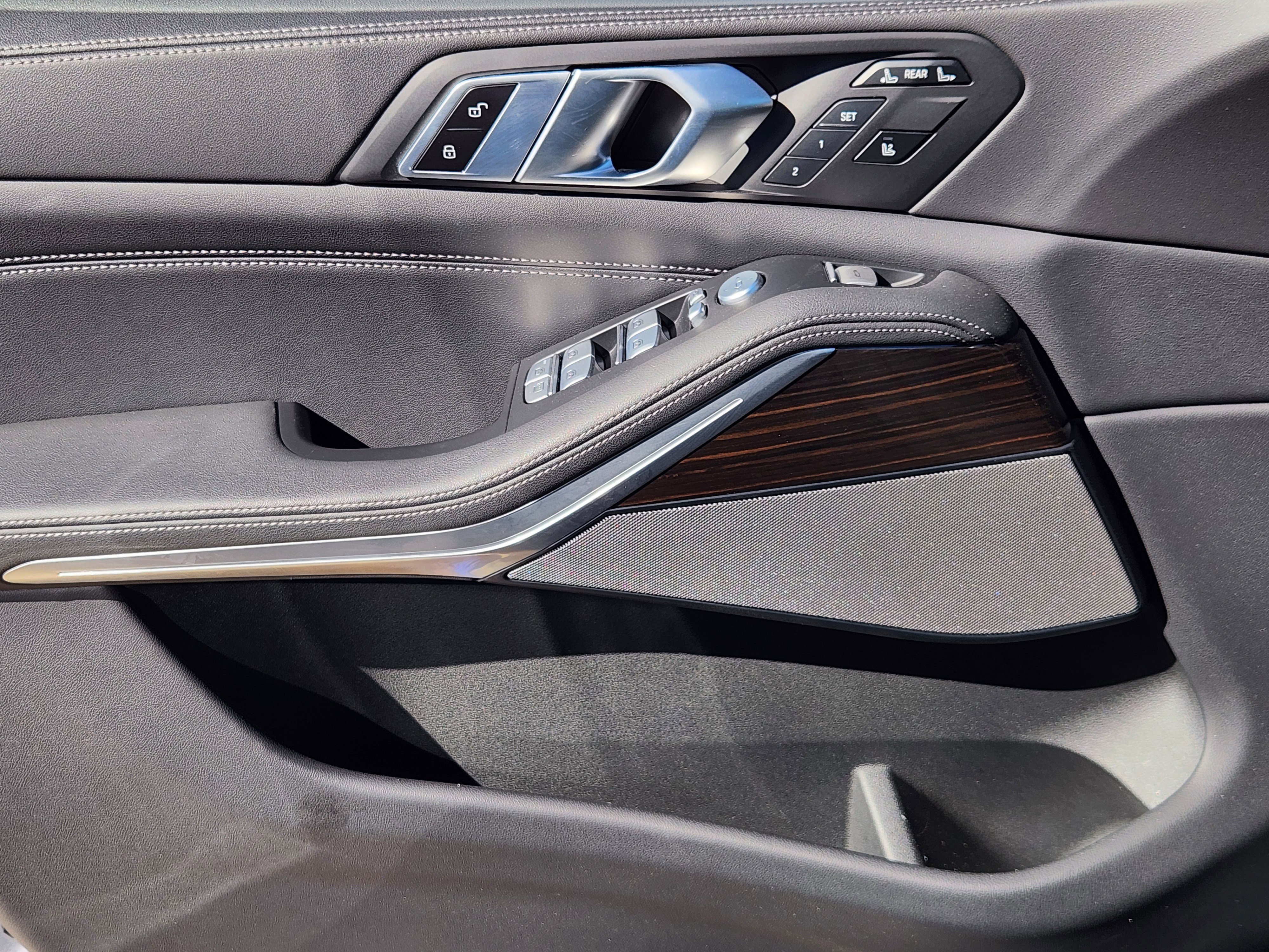 Used 2024 BMW X7 xDrive40i w/ Premium Package image 21