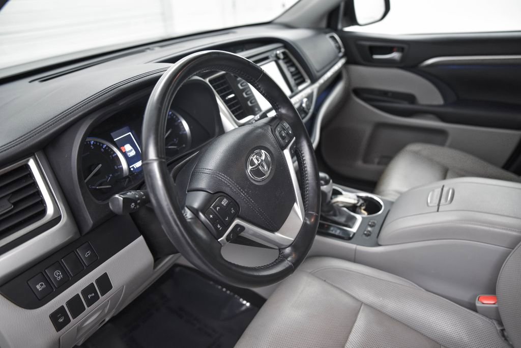 Used 2018 Toyota Highlander image 16