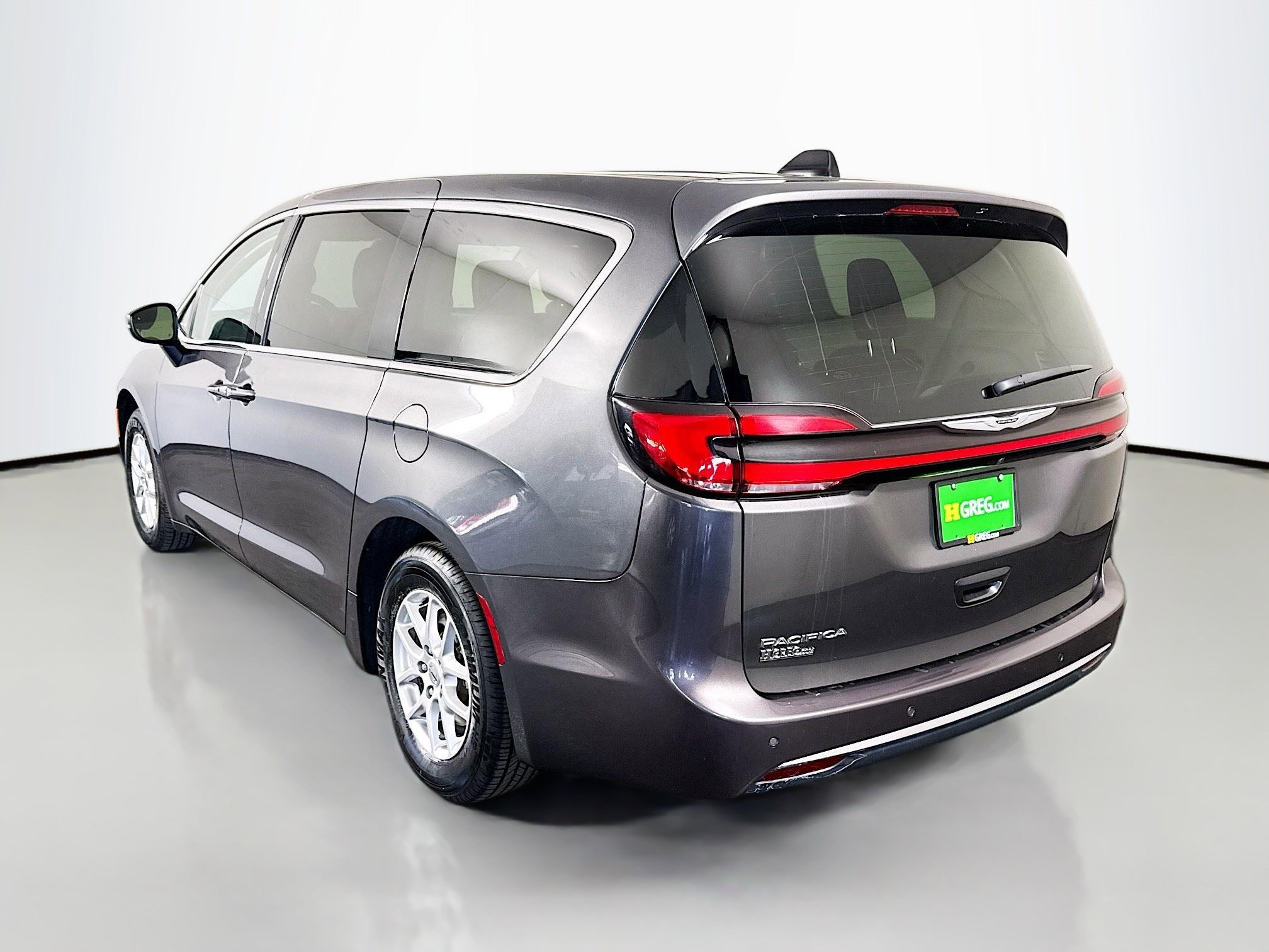 Used 2023 Chrysler Pacifica Touring-L image 7