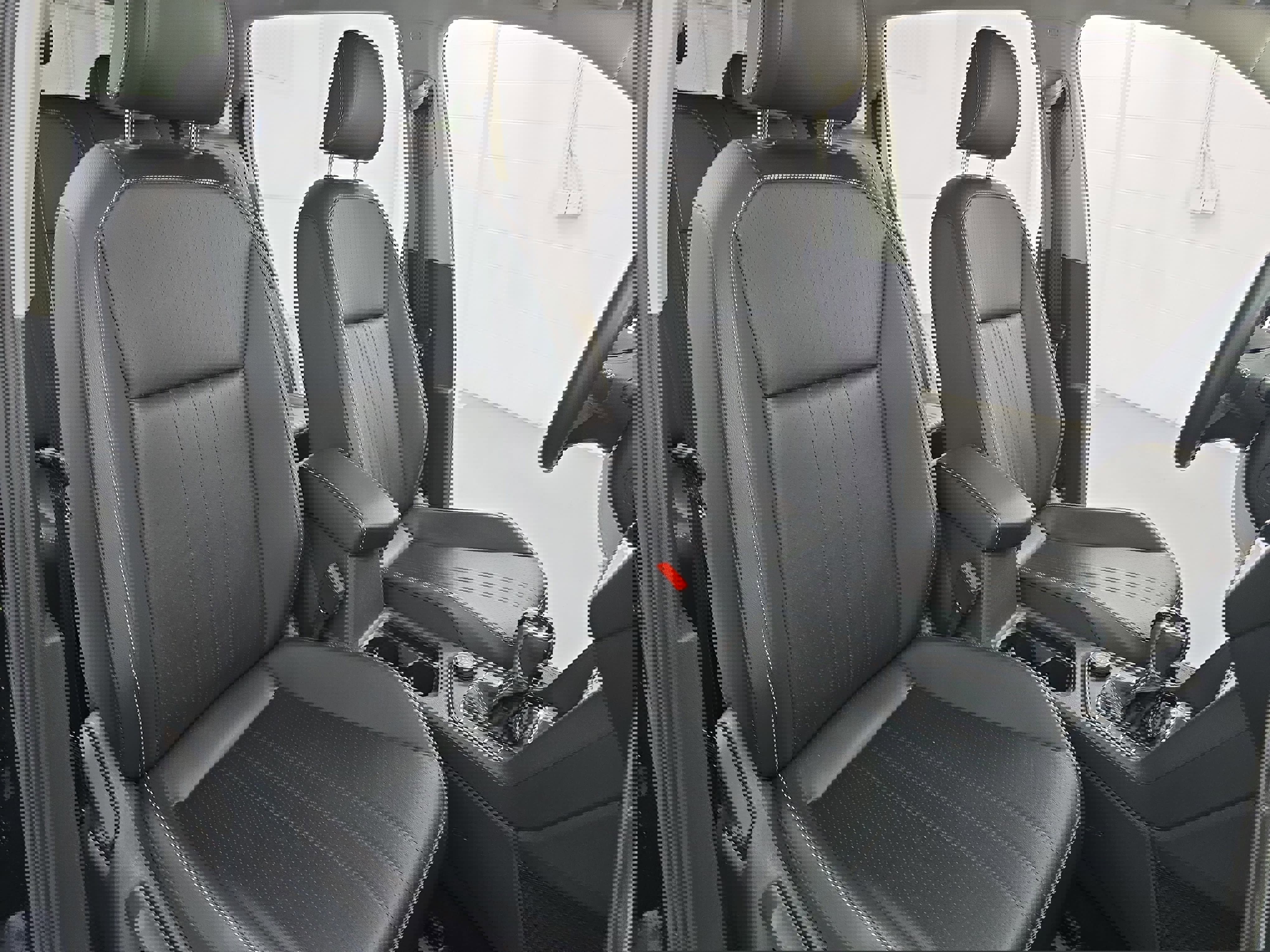 Used 2022 Volkswagen Tiguan SE w/ Panoramic Sunroof Package image 10