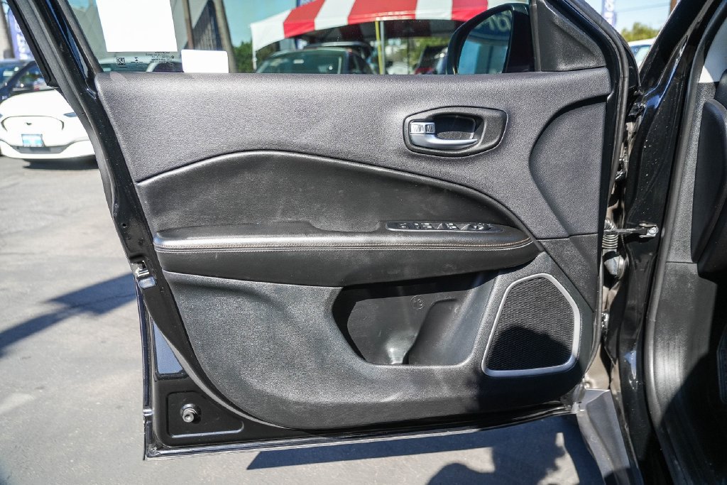 Used 2019 Jeep Compass Latitude FWD image 24