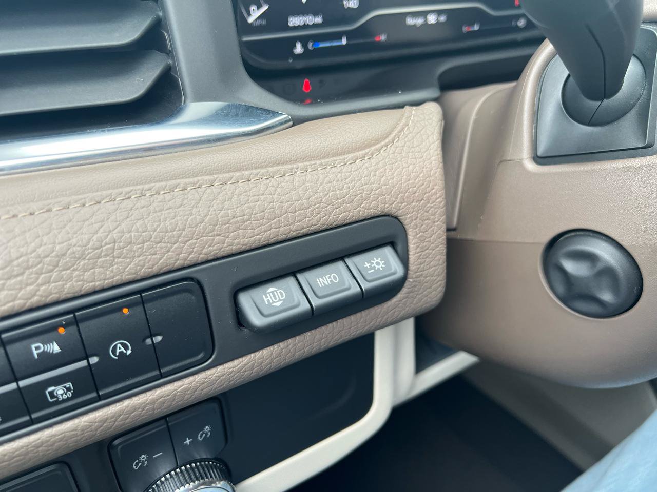 Used 2023 GMC Yukon Denali RWD image 36
