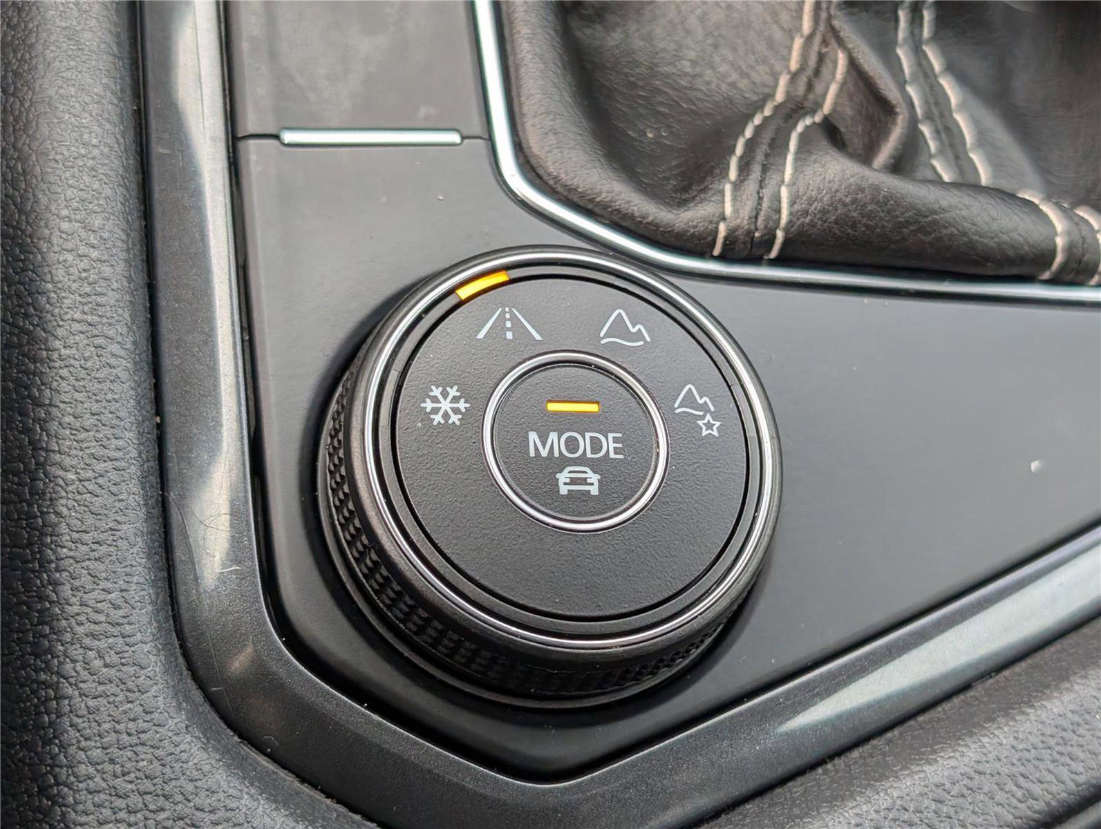 Used 2023 Volkswagen Tiguan SE w/ Panoramic Sunroof Package image 25