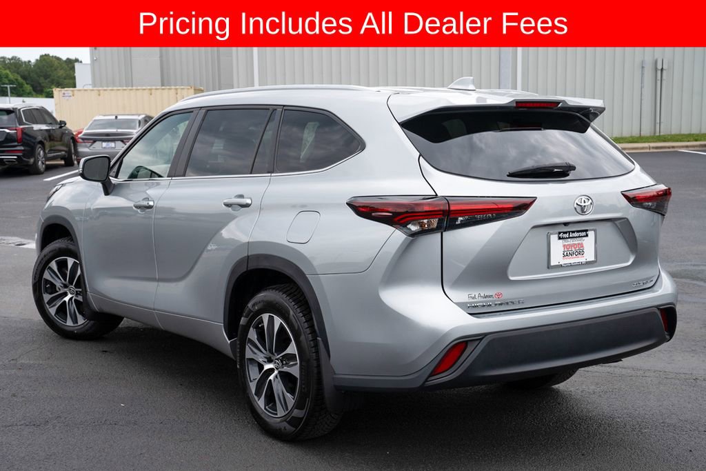 Used 2024 Toyota Highlander XLE AWD/4WD image 3