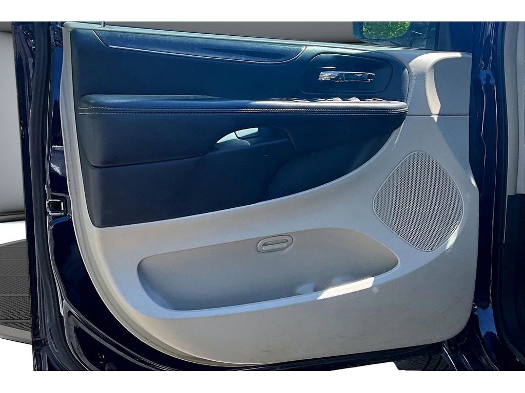 Used 2013 Chrysler Town & Country Touring-L w/ Entertainment Group #2 image 18