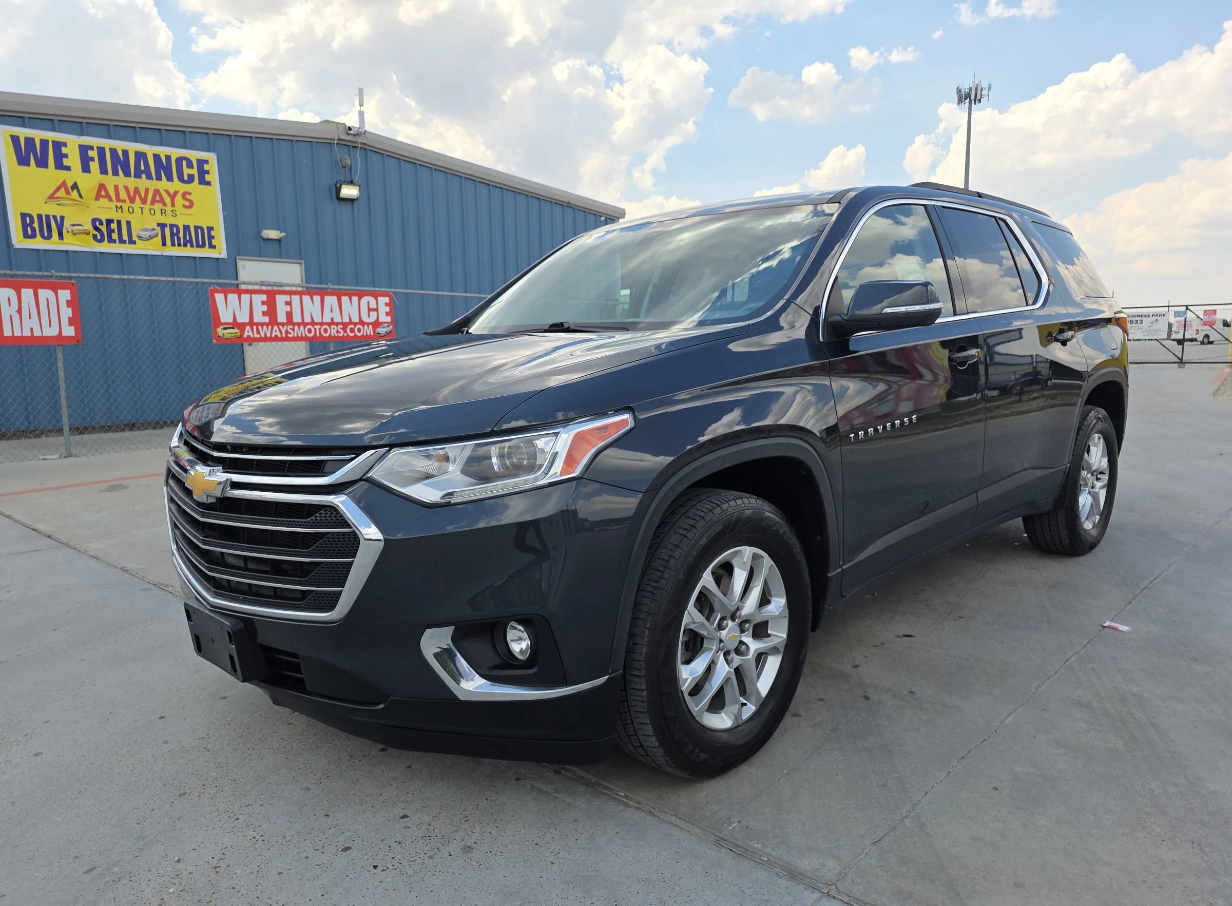 Used 2021 Chevrolet Traverse LT image 3