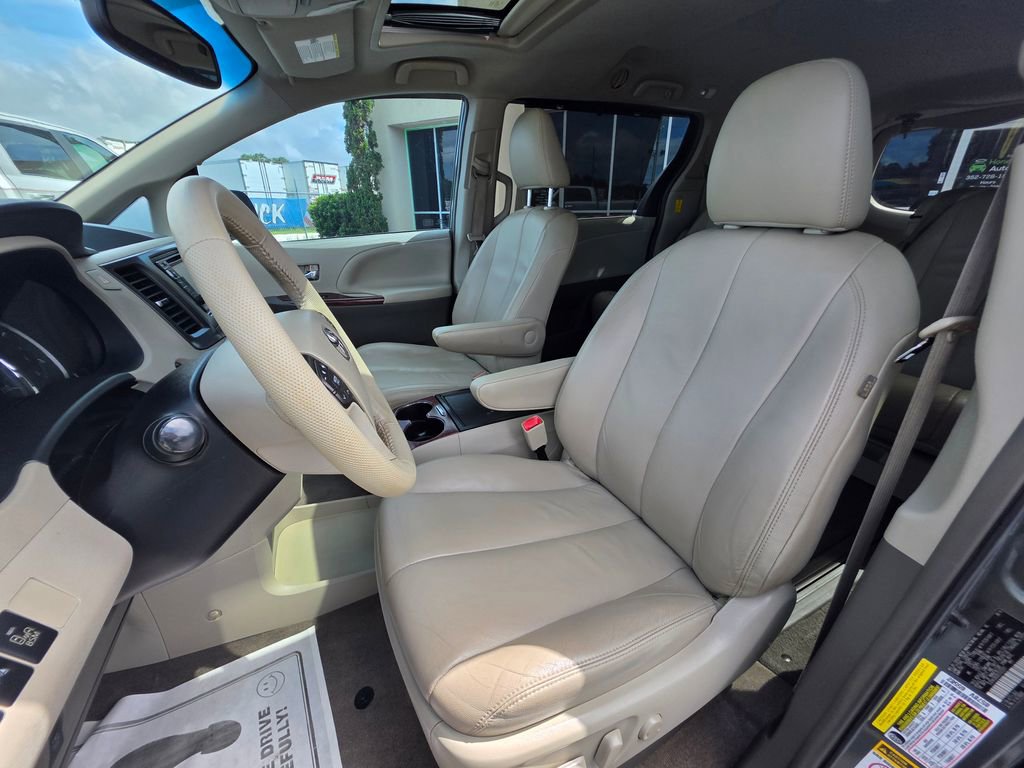 Used 2014 Toyota Sienna Limited image 13