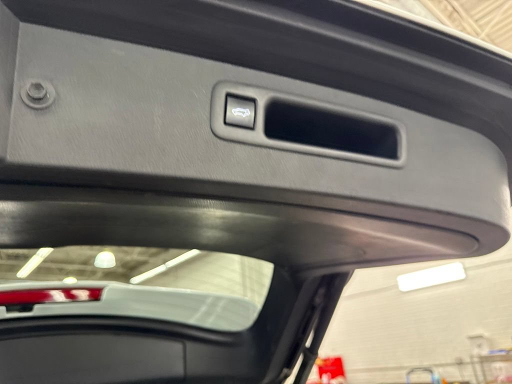 Used 2022 Toyota Highlander XLE AWD/4WD image 16