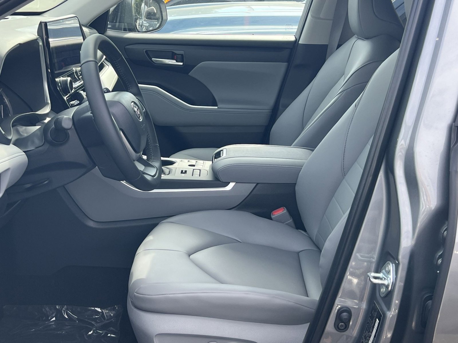 New 2025 Toyota Highlander XLE image 7