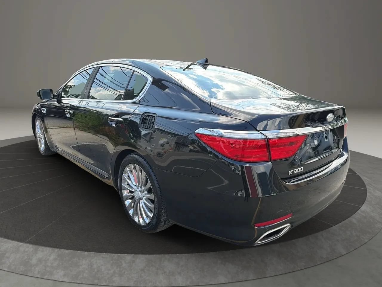 Used 2017 Kia K900 Luxury w/ VIP Plus Package RWD image 7