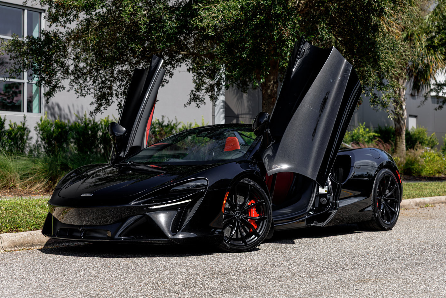 Used 2026 McLaren Artura Spider RWD image 31