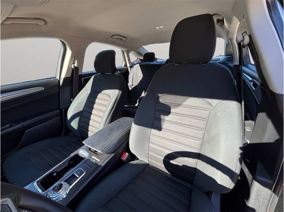 Used 2019 Ford Fusion SE FWD image 2