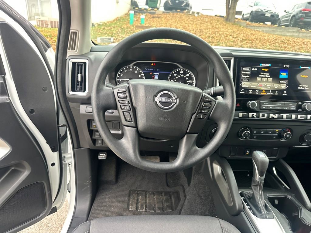 Used 2025 Nissan Frontier SV image 15