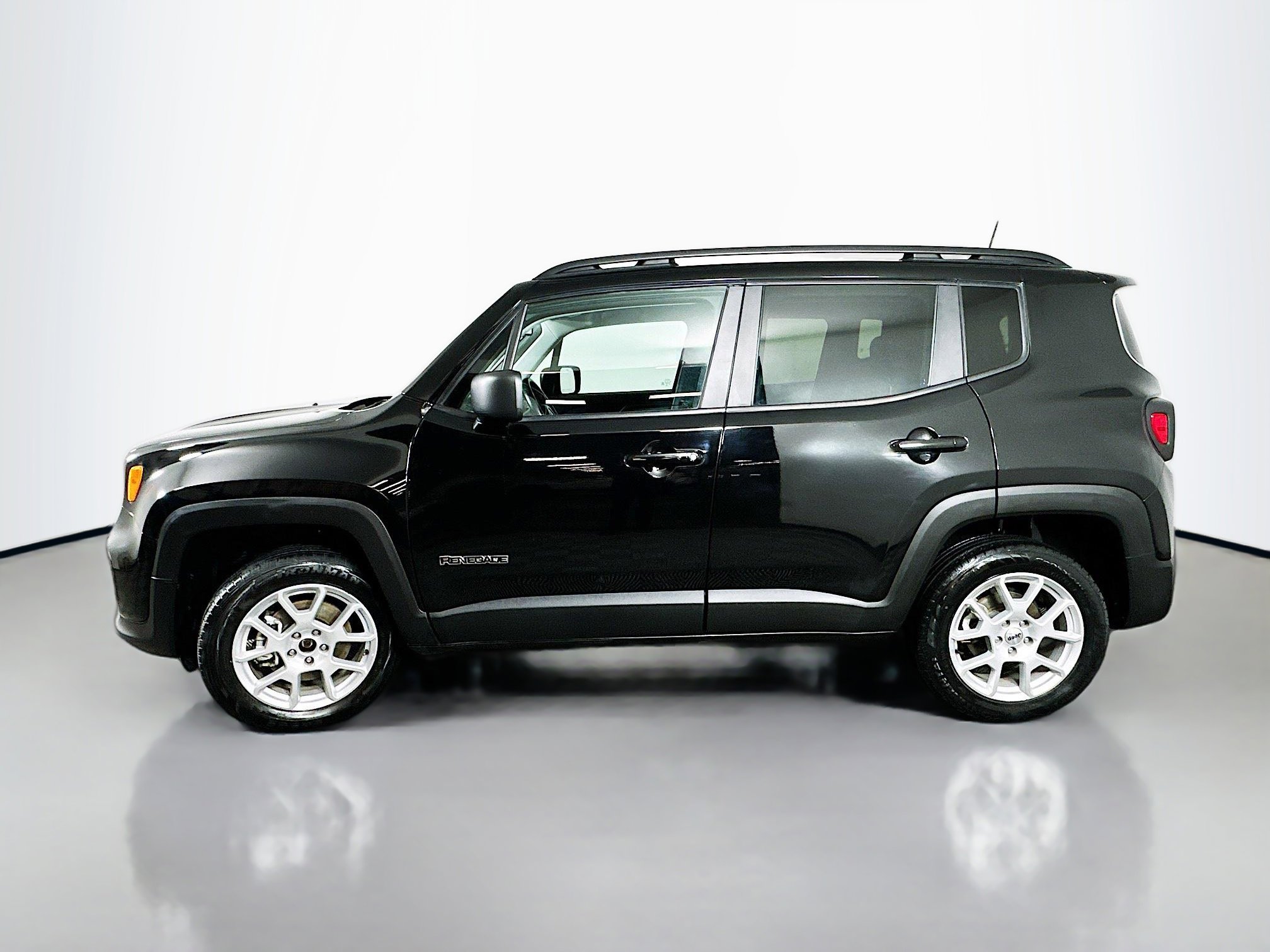Used 2022 Jeep Renegade Latitude w/ Convenience Group image 4