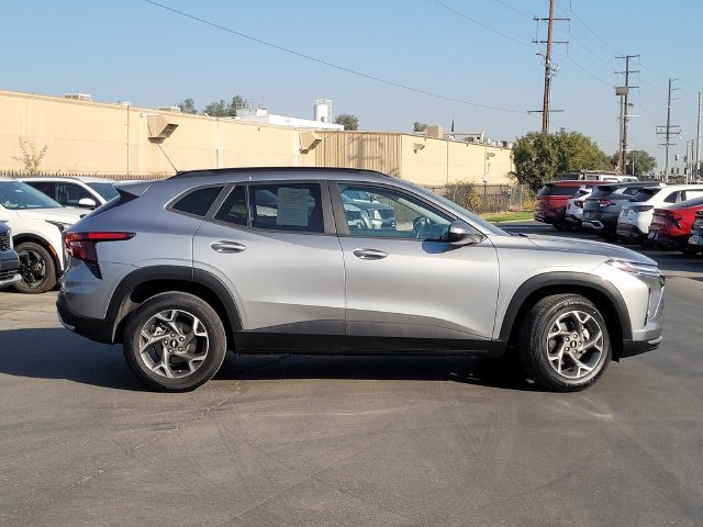 Used 2025 Chevrolet Trax LT w/ LT Convenience Package FWD image 4