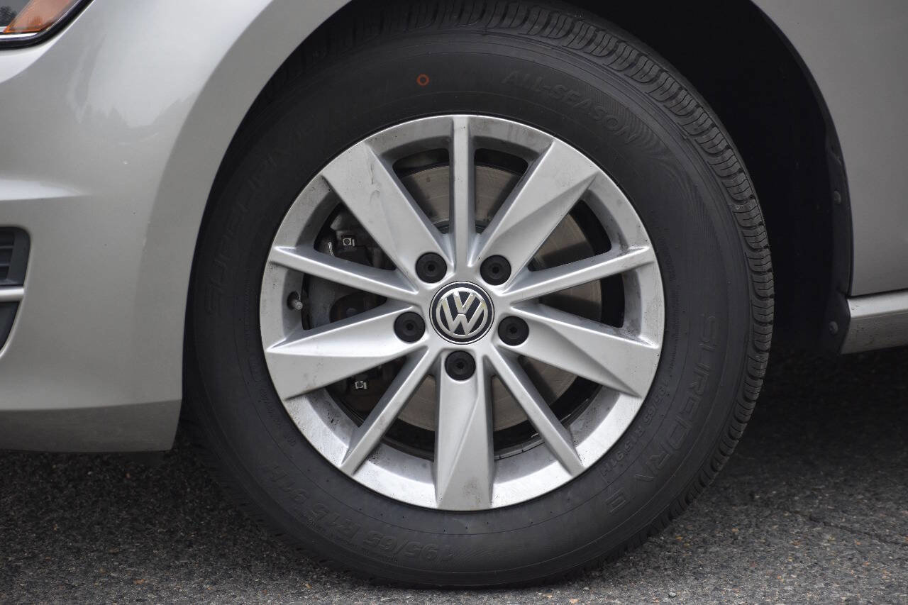 Used 2015 Volkswagen Golf S image 36