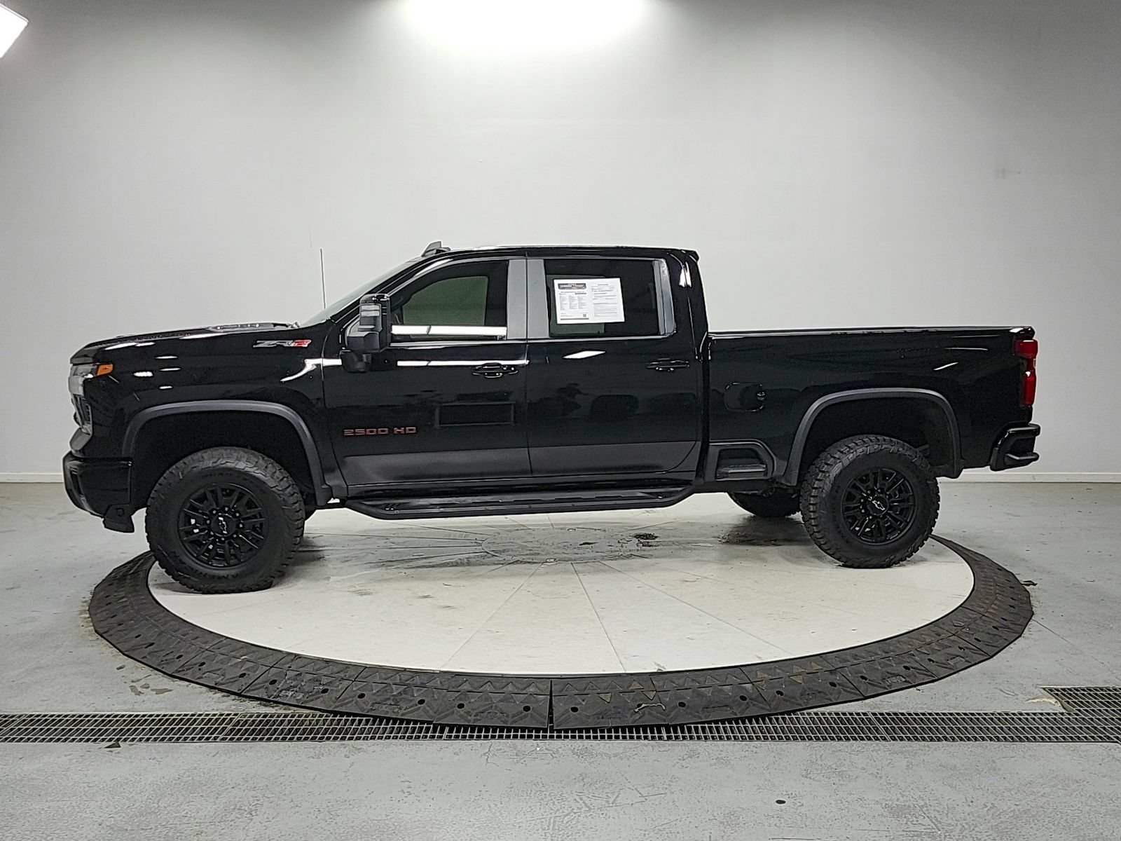 Used 2024 Chevrolet Silverado 2500 ZR2 w/ Technology Package AWD/4WD image 4