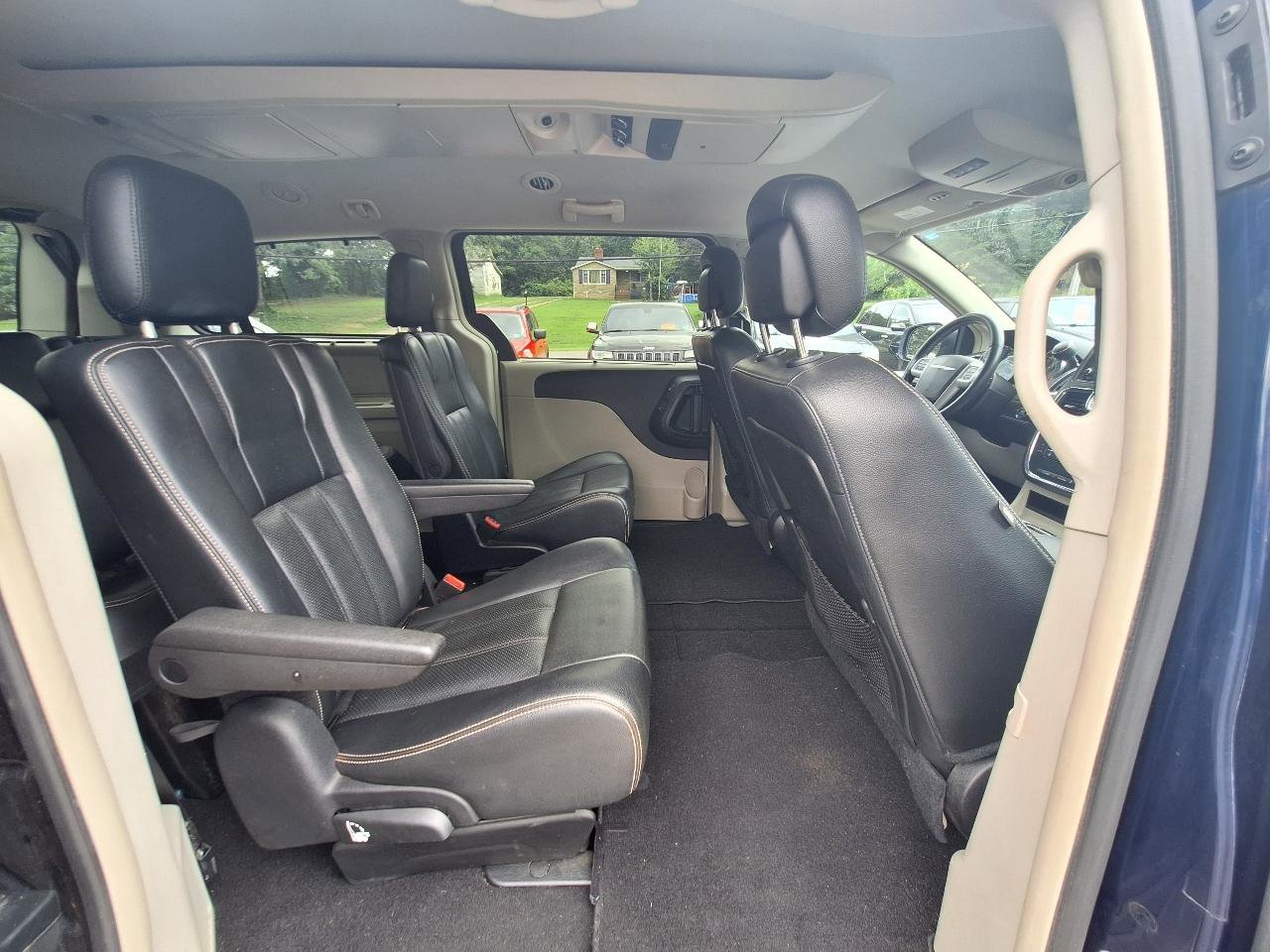 Used 2015 Chrysler Town & Country Touring-L w/ Driver Convenience Group image 30