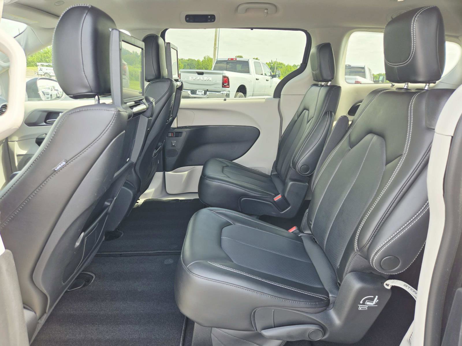 Used 2023 Chrysler Pacifica Touring-L w/ Uconnect Theater Family Group AWD/4WD image 13