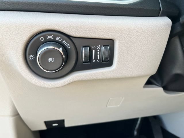 Used 2023 Chrysler Pacifica Touring-L FWD image 34