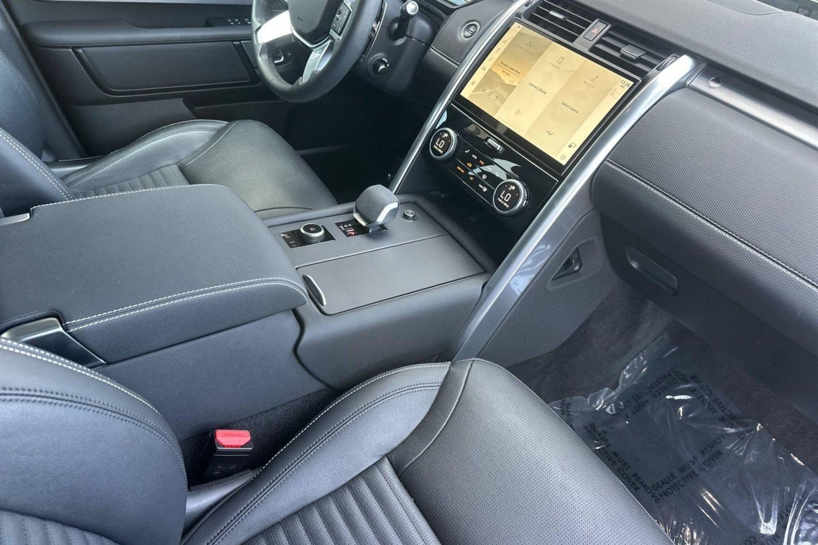 Used 2024 Land Rover Discovery Dynamic SE AWD/4WD image 34