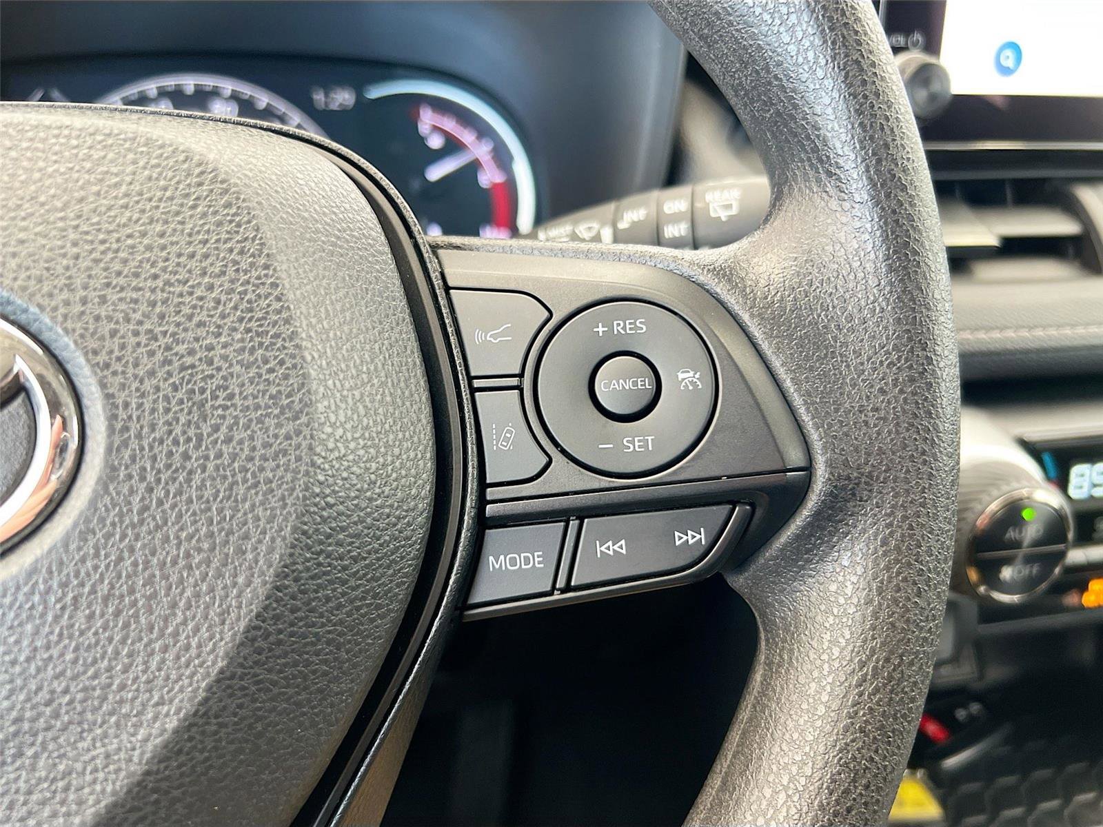 Used 2025 Toyota RAV4 XLE image 31