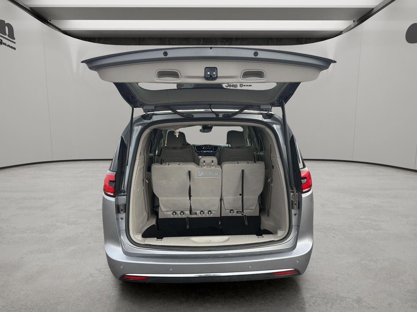 Used 2021 Chrysler Pacifica Touring-L FWD image 9