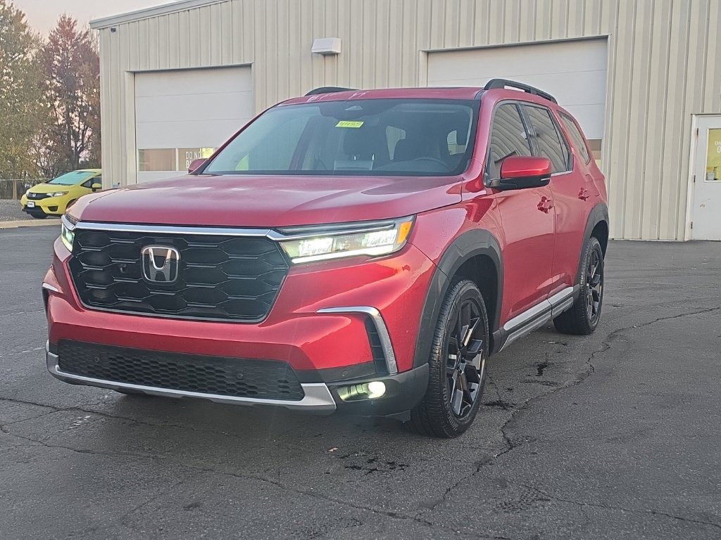 Used 2025 Honda Pilot Touring image 3