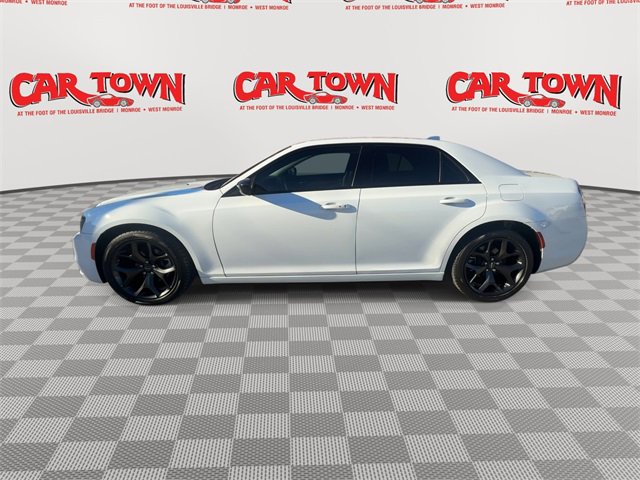 Used 2023 Chrysler 300 Touring w/ Sport Appearance Package image 5