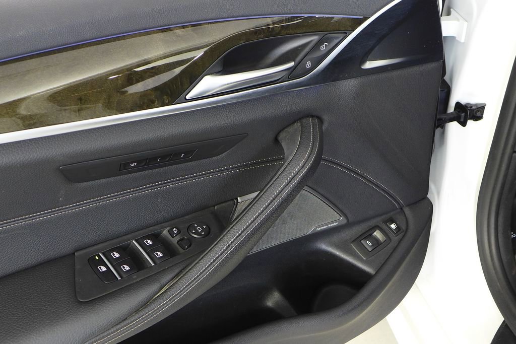 Used 2019 BMW 530e 530e iPerformance w/ M Sport Package image 12