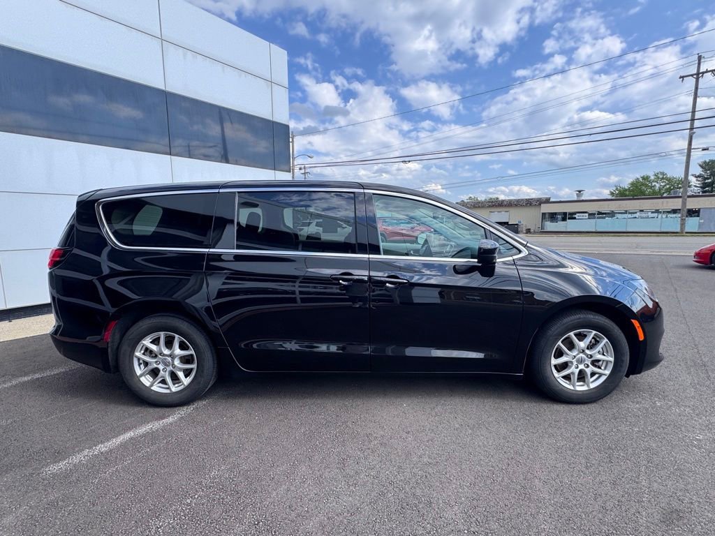 Used 2024 Chrysler Voyager LX FWD image 4